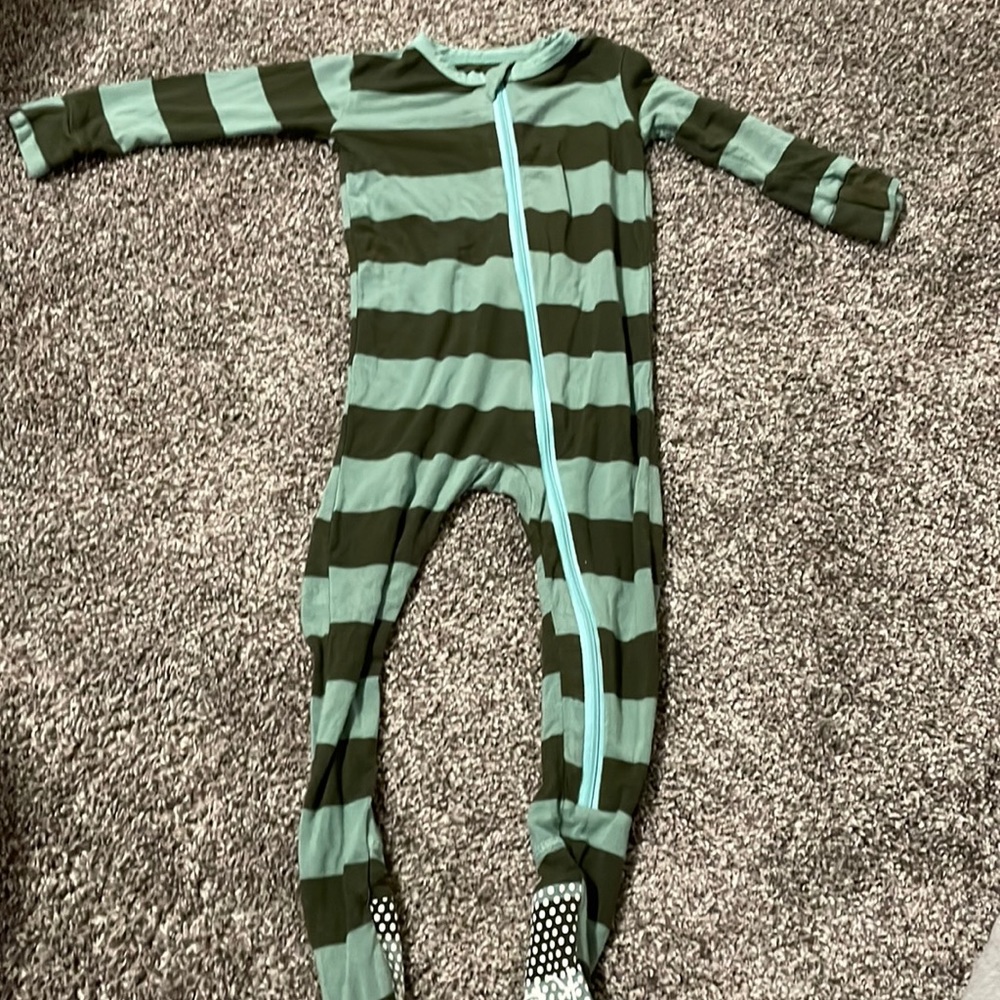Kickee Pants Zipper footie 9-12 months. Great condition.